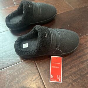 Nike slippers,,size 5